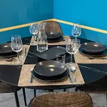 5\' From Metro Lima, Design Studio