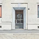 Spacious flat close to Fondazione Prada&Metro