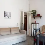Peaceful Court Apartment In Shopping District