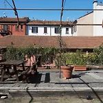 Peaceful Court Apartment In Shopping District