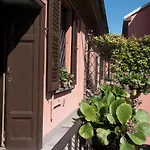 Peaceful Court Apartment In Shopping District