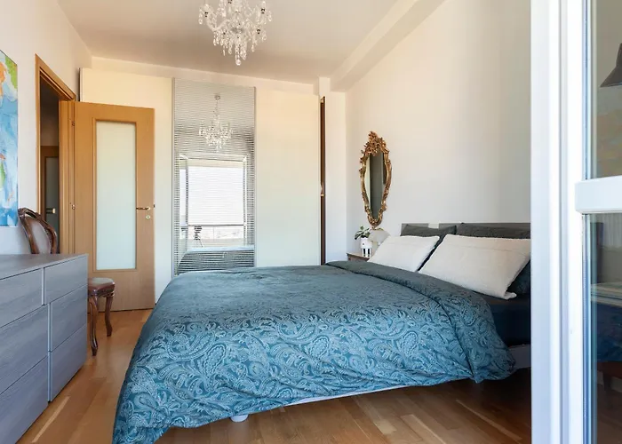 Two Spacious Bedrooms 1 Minute To Metro Stop