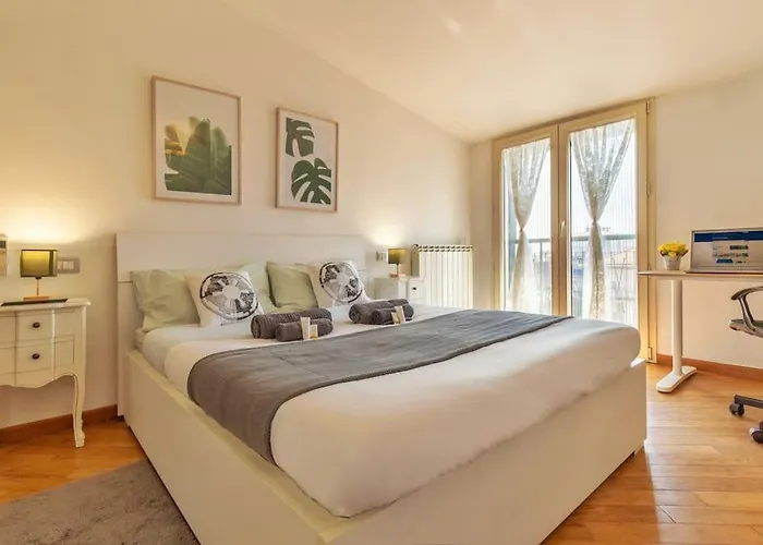 Unique & Strategic Flat, 50M From M4 Station