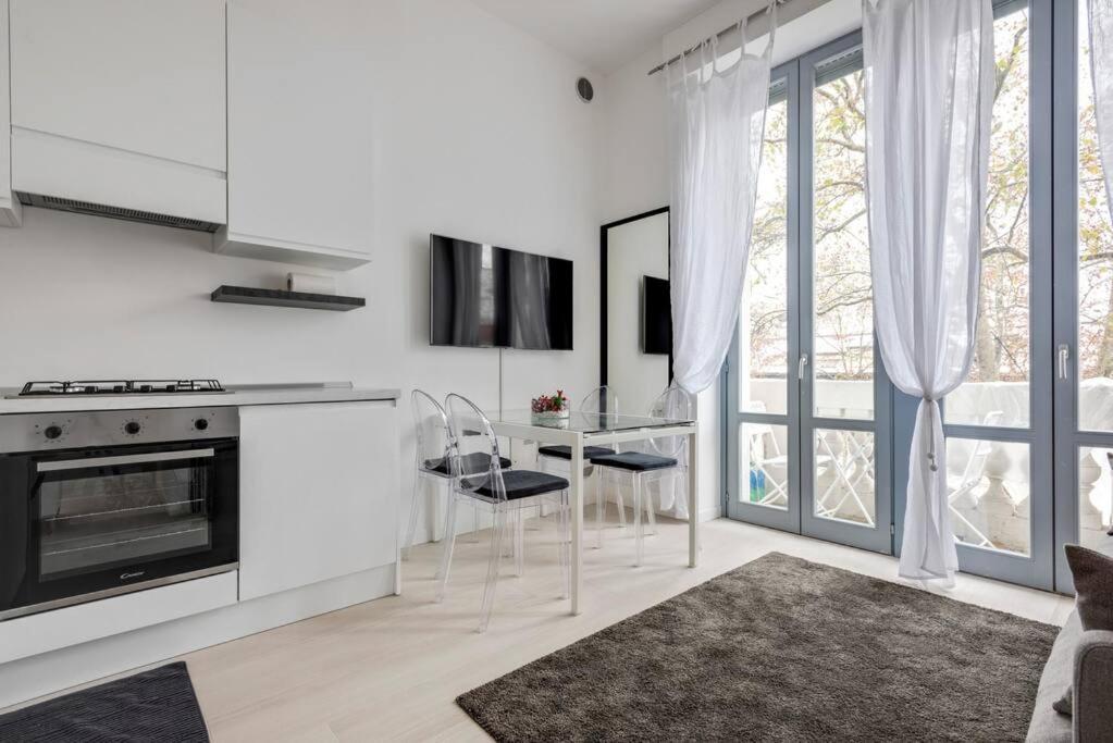 Easylife - L Abbraccio Dell Affascinante P Romana