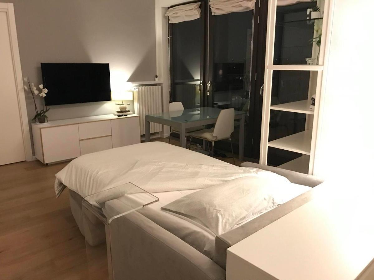 Fiera Milanocity View With Terrace Next To Shopping Mall Apartment Milan