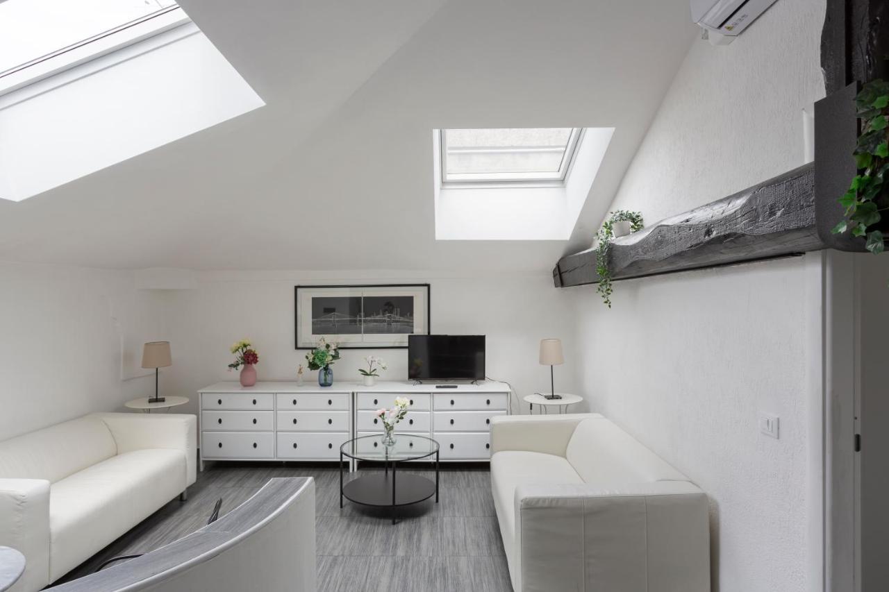 2 Bedroom 2 Bathroom Apt - Duomo 1 Milan