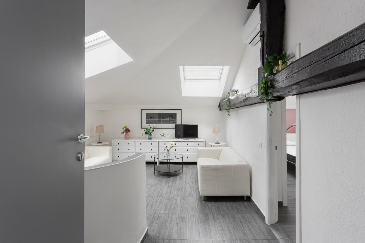 2 Bedroom 2 Bathroom Apt - Duomo 1 *