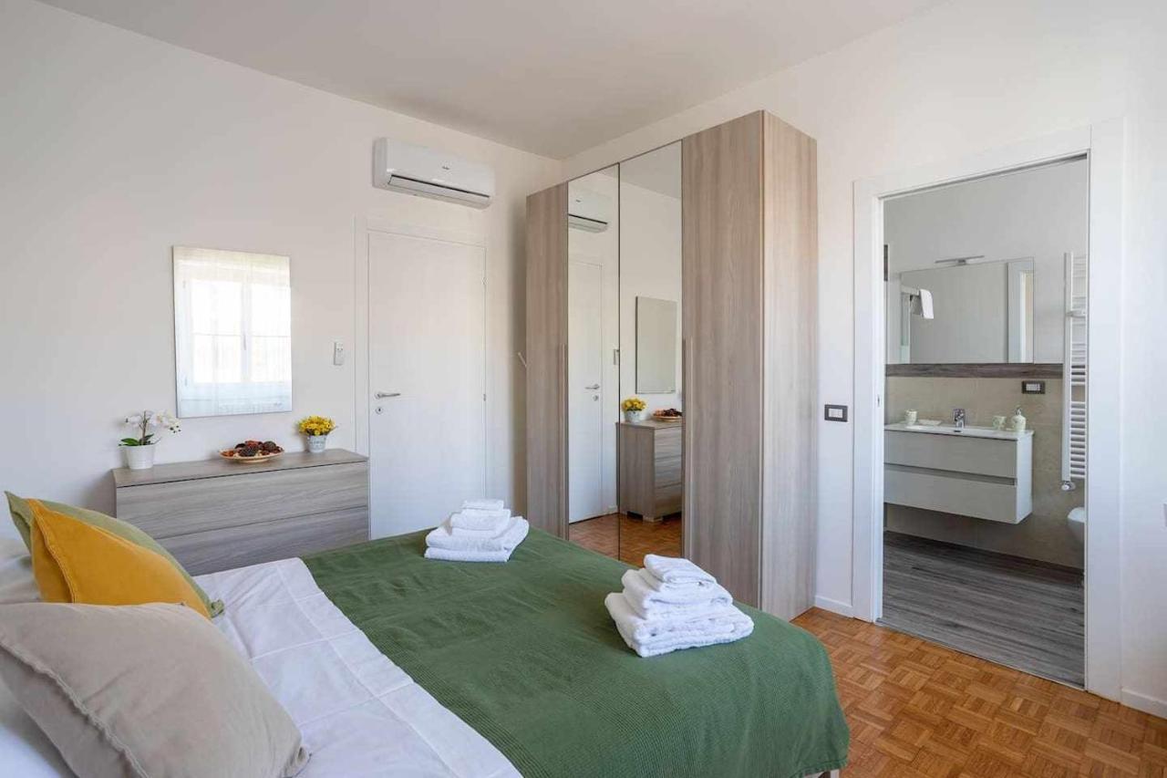 - Parking And Comfort - Spacious Up To 8 Pax Milano