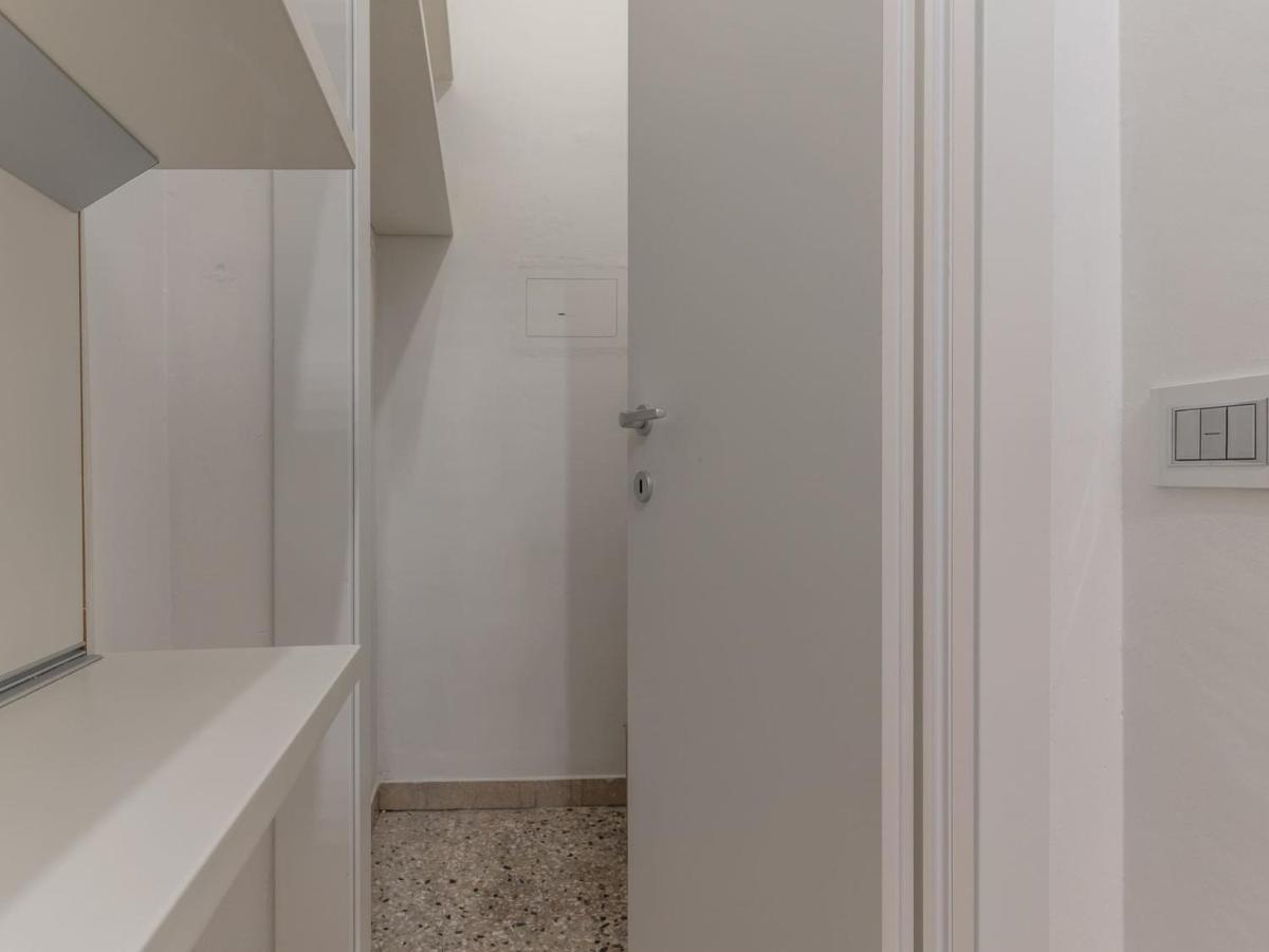 The Rent - Spacious Three-bedroom In Moscova Milano