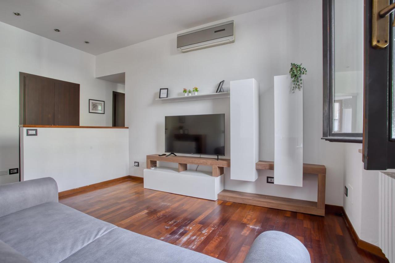 Joivy Tasteful Flat With Balcony Apartment Milan