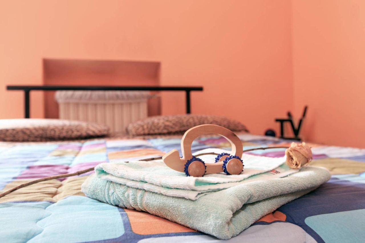 Affittacamere Room, 200m Subway, Navigli Area, Free Park, 10min Center, No Fee, Shared Bath And Kitchen