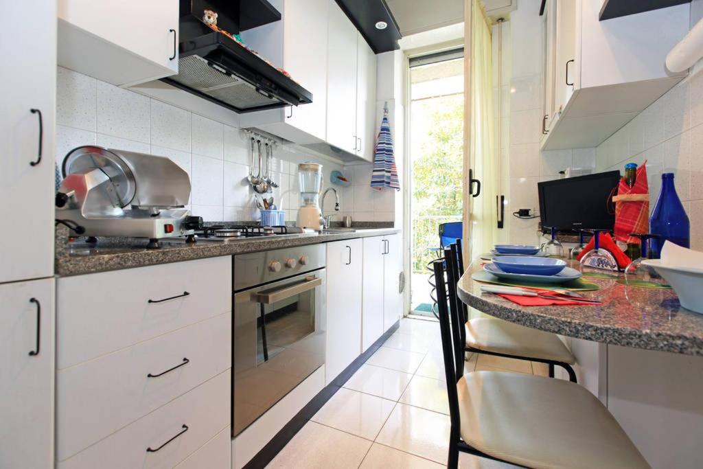Room, 200m Subway, Navigli Area, Free Park, 10min Center, No Fee, Shared Bath And Kitchen Milano