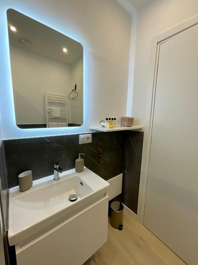 - Charlize - In The Heart Of Appartement