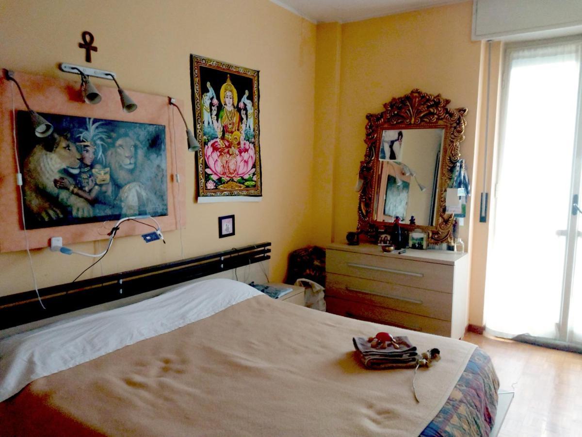 Affittacamere Room, 200m Subway, Navigli Area, Free Park, 10min Center, No Fee, Shared Bath And Kitchen