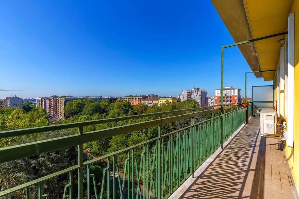 Sunny & Updated Flat With Panoramic View 50m From M4 Stop Leilighet