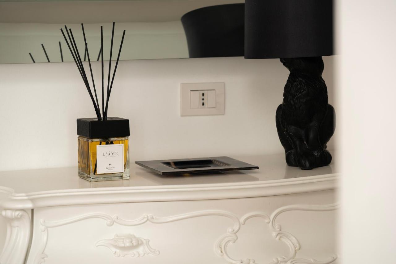 Santa Tecla Living Bronzetti 8 * Milano