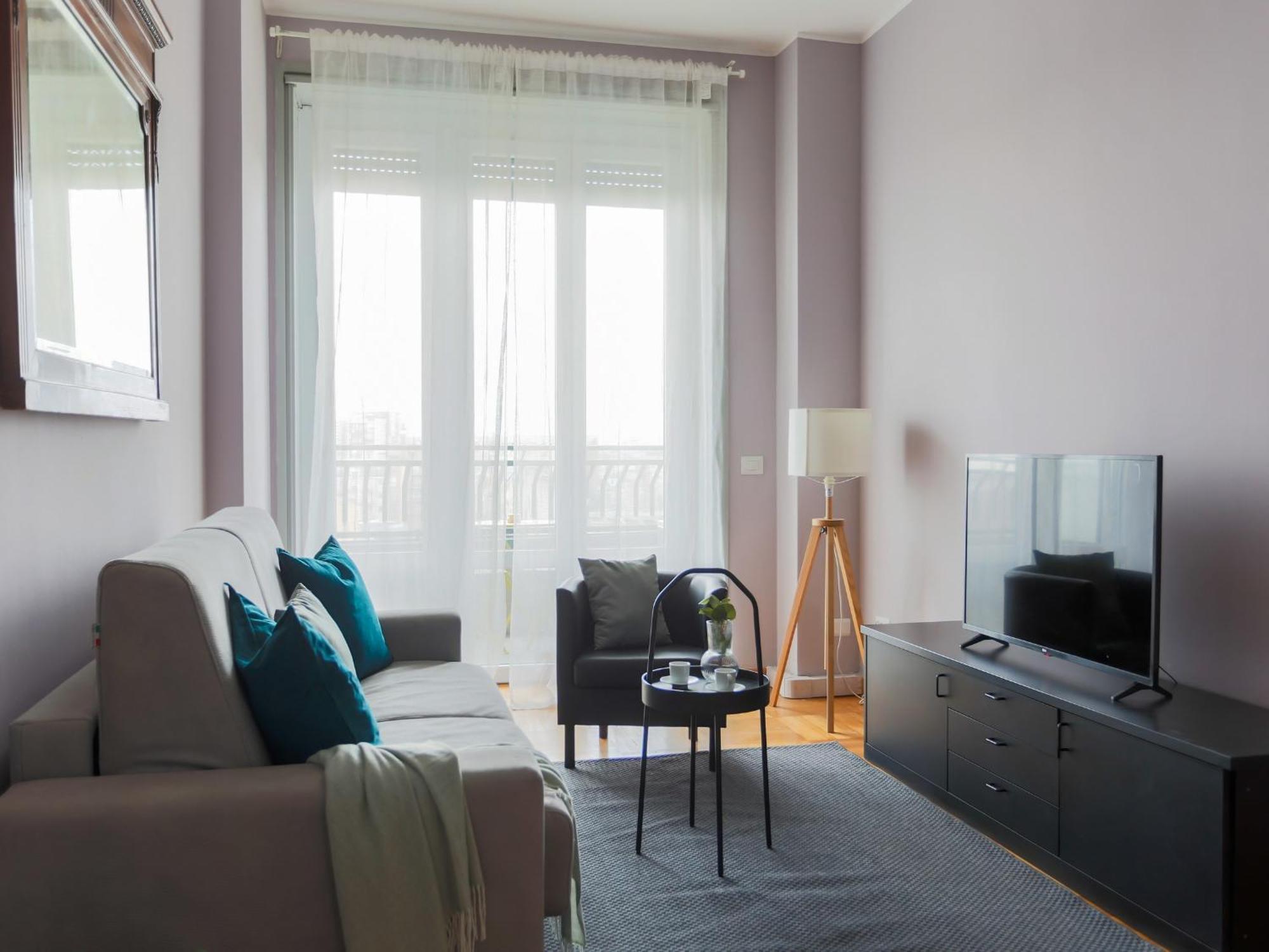 The Rent - Spacious One-bedroom In Moscova District *