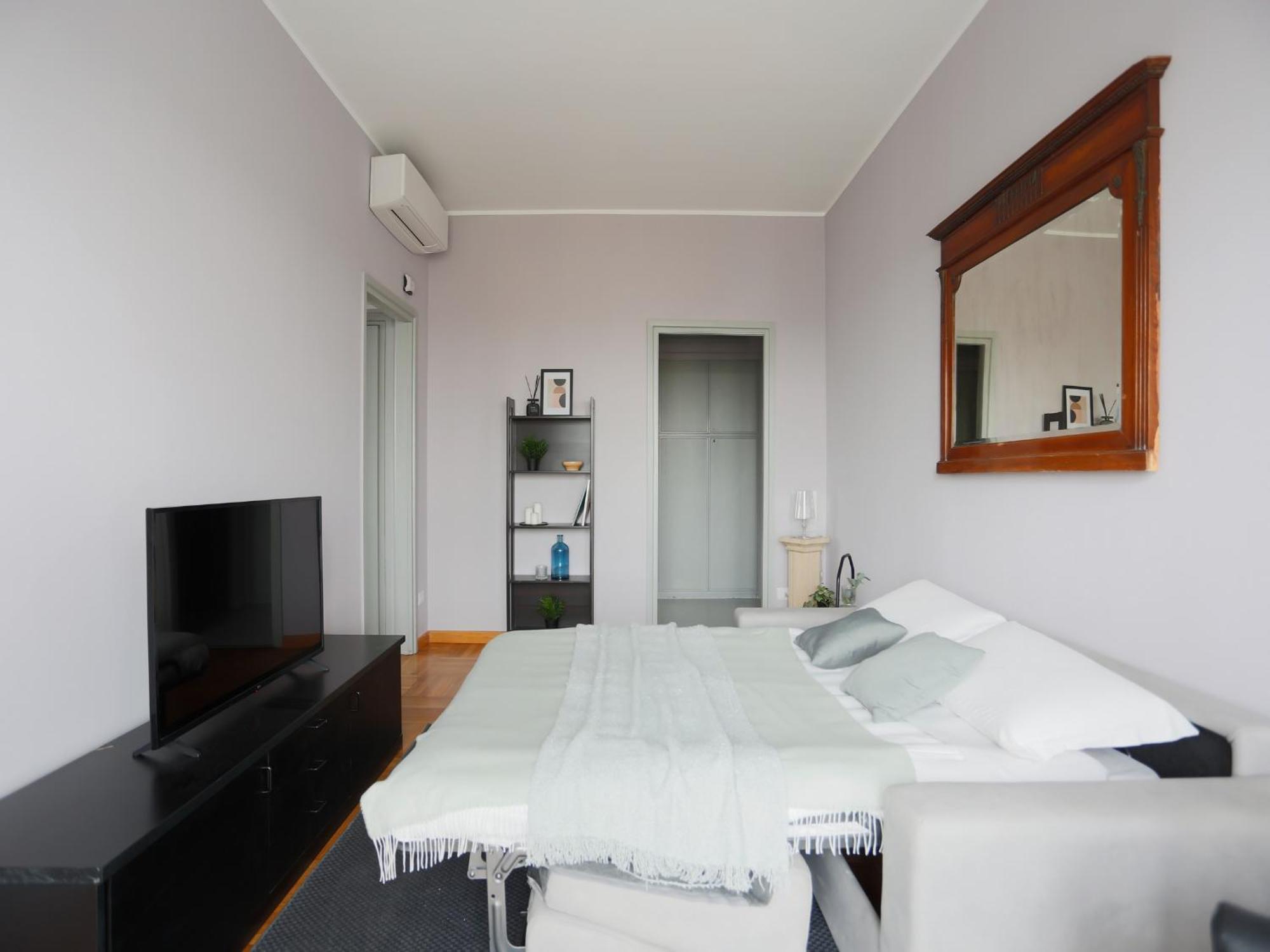 The Rent - Spacious One-bedroom In Moscova District *
