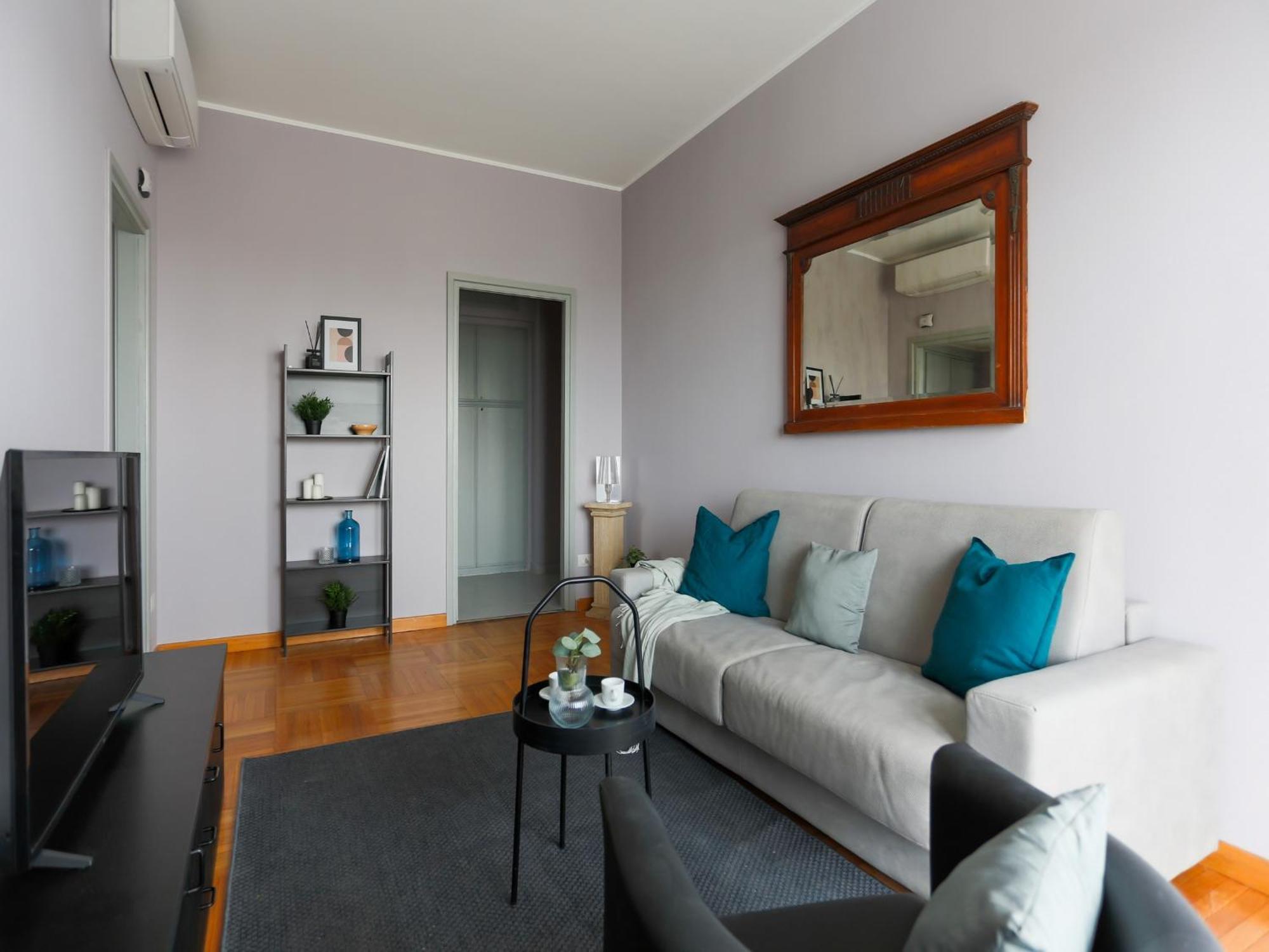 The Rent - Spacious One-bedroom In Moscova District *