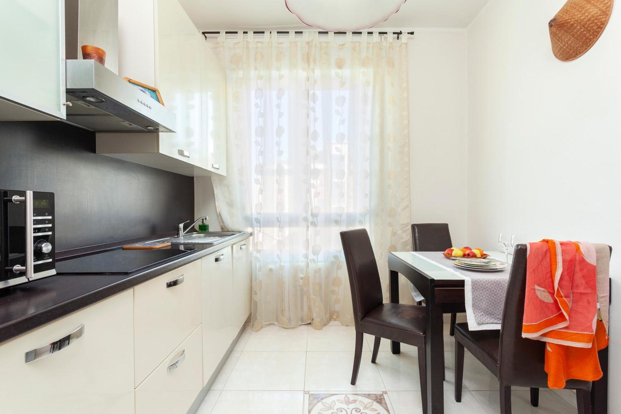 Two Spacious Bedrooms 1 Minute To Metro Stop Apartment