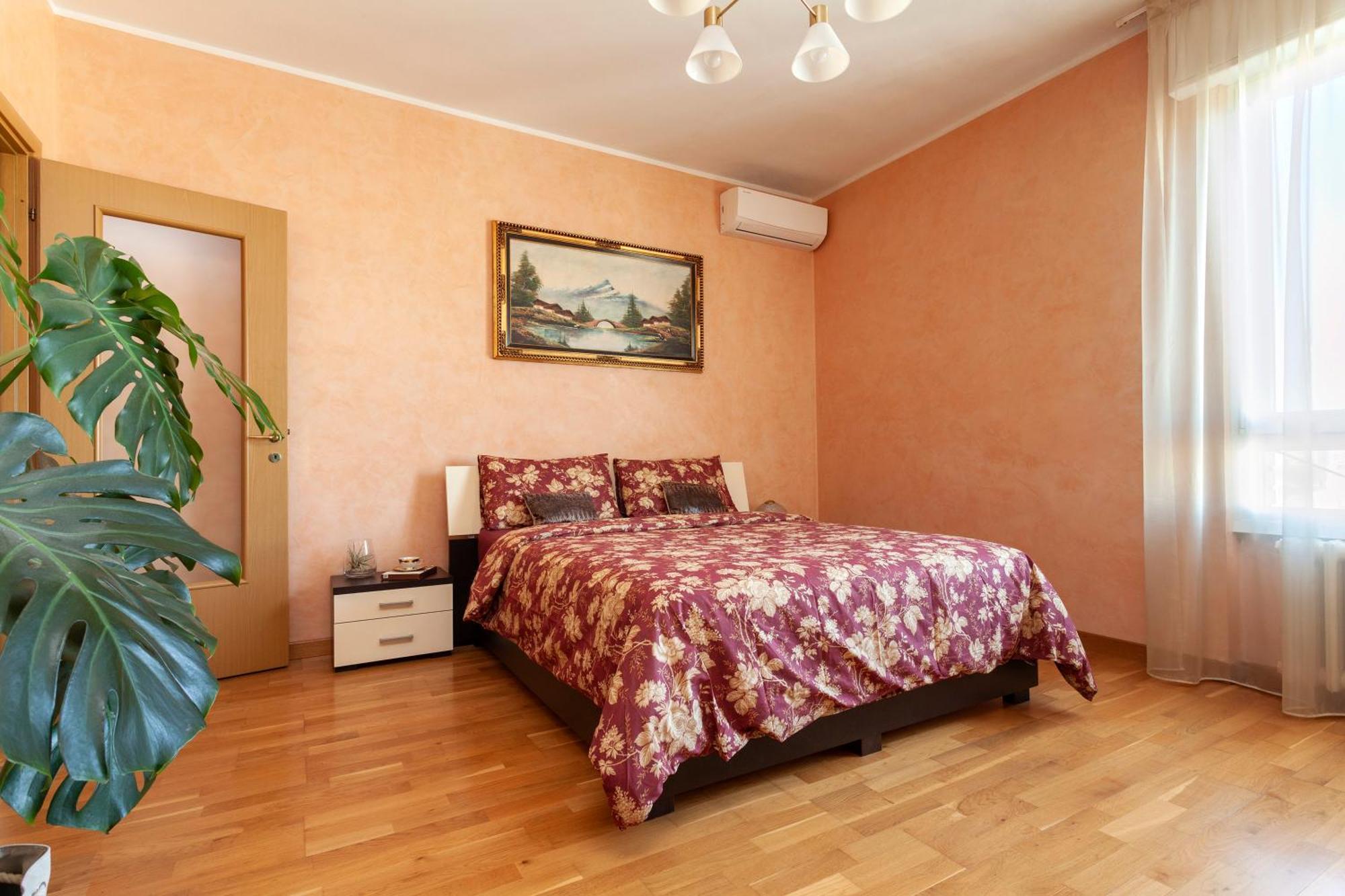 Two Spacious Bedrooms 1 Minute To Metro Stop *