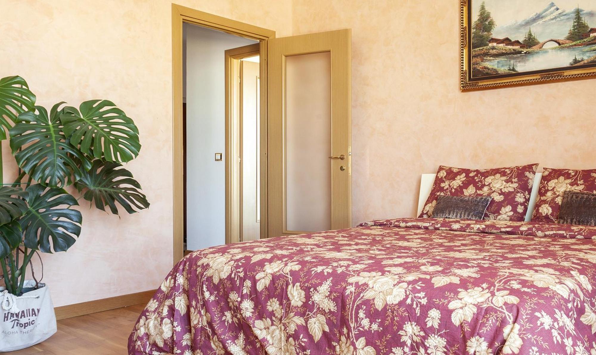 Two Spacious Bedrooms 1 Minute To Metro Stop Apartment *