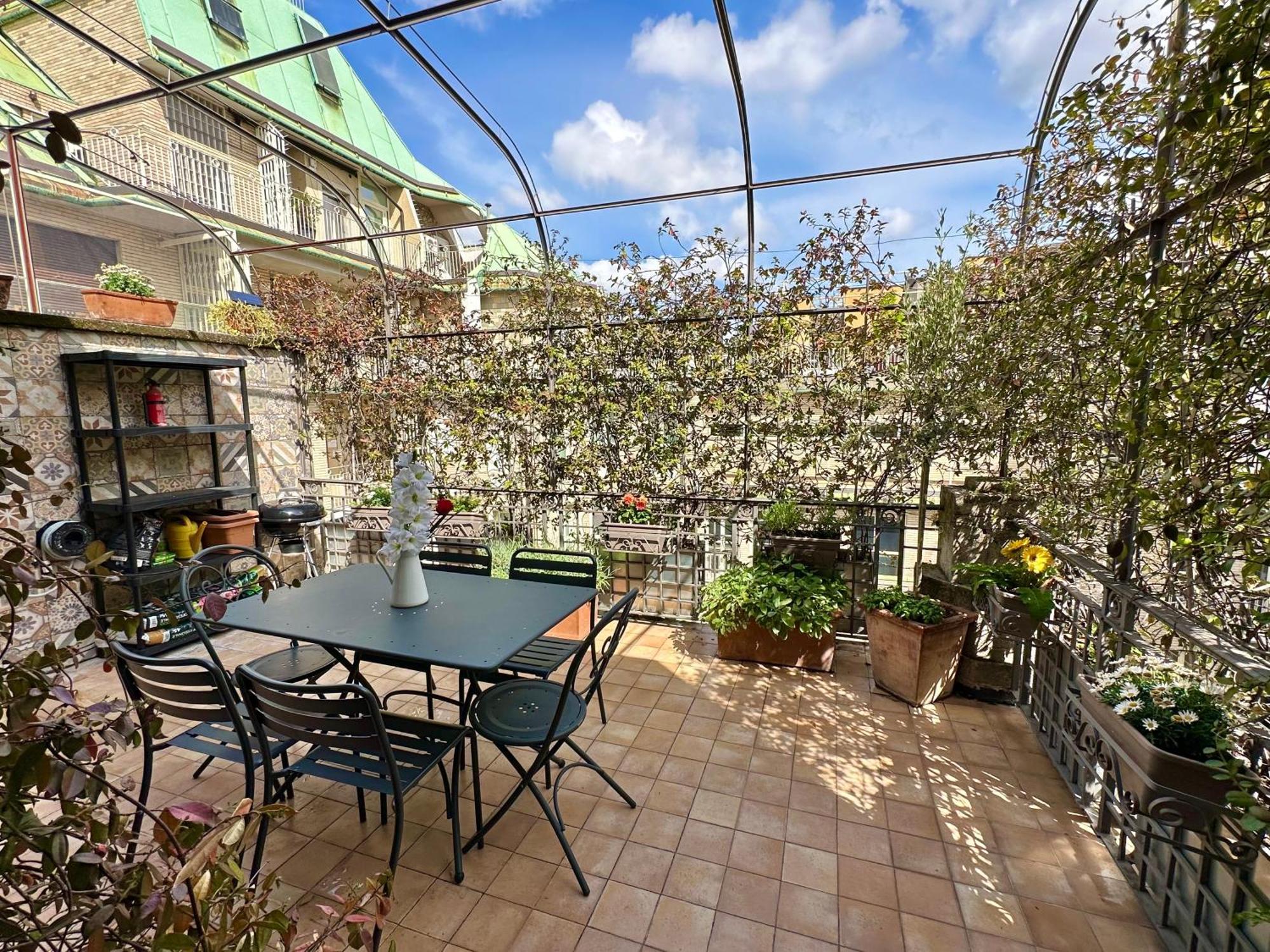 Attico Incantevole In Centro Citta Con Terrazzo Vicino Alle Sfilate Di Moda Appartement