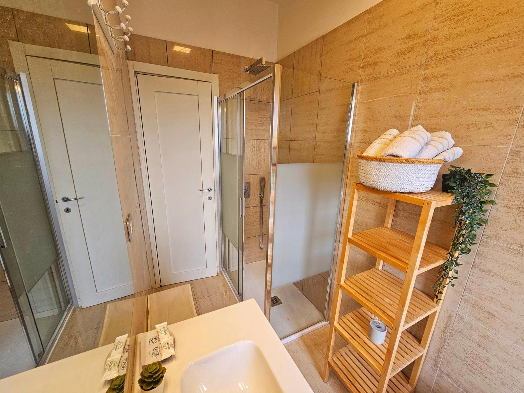 Sunny & Updated Flat With Panoramic View 50m From M4 Stop Leilighet