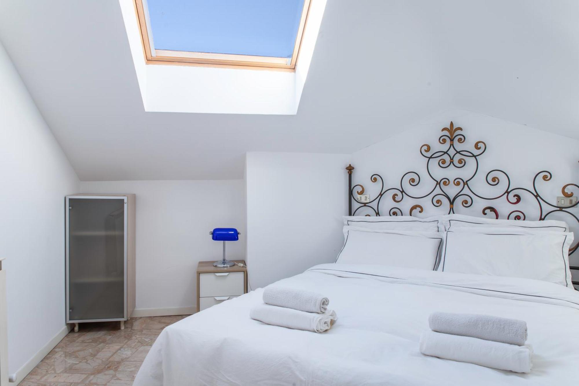 Appartamento Skyview - Penthouse Few Steps From Metro Milano