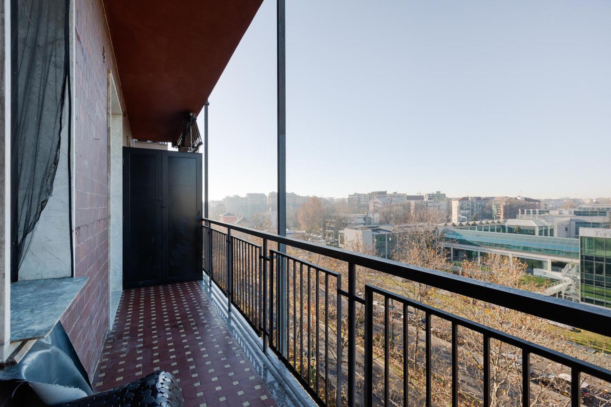 Roomy With Balcony! *