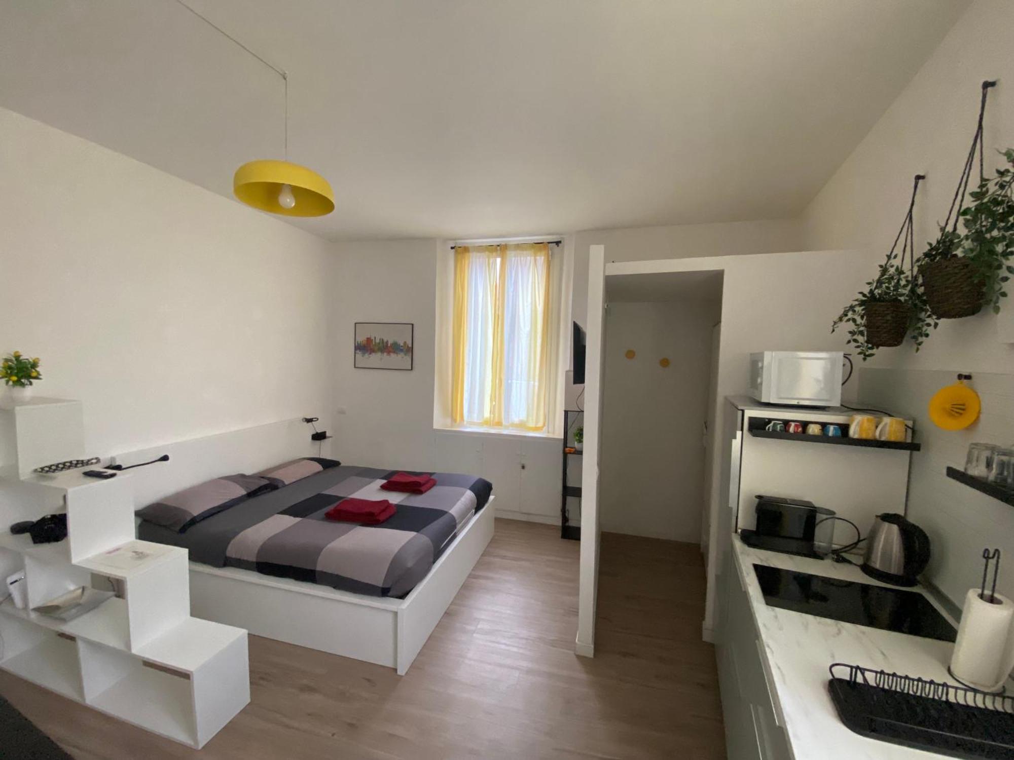 Bright 21 Station Apartment