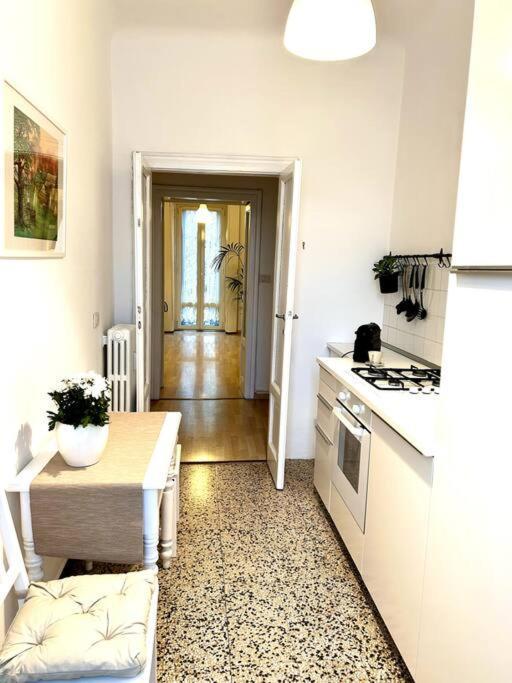 Elegante In Centro Apartment