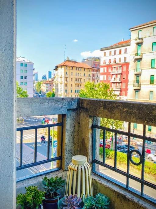 Appartement Sunny Flat 50 Meters From The Metro Milaan