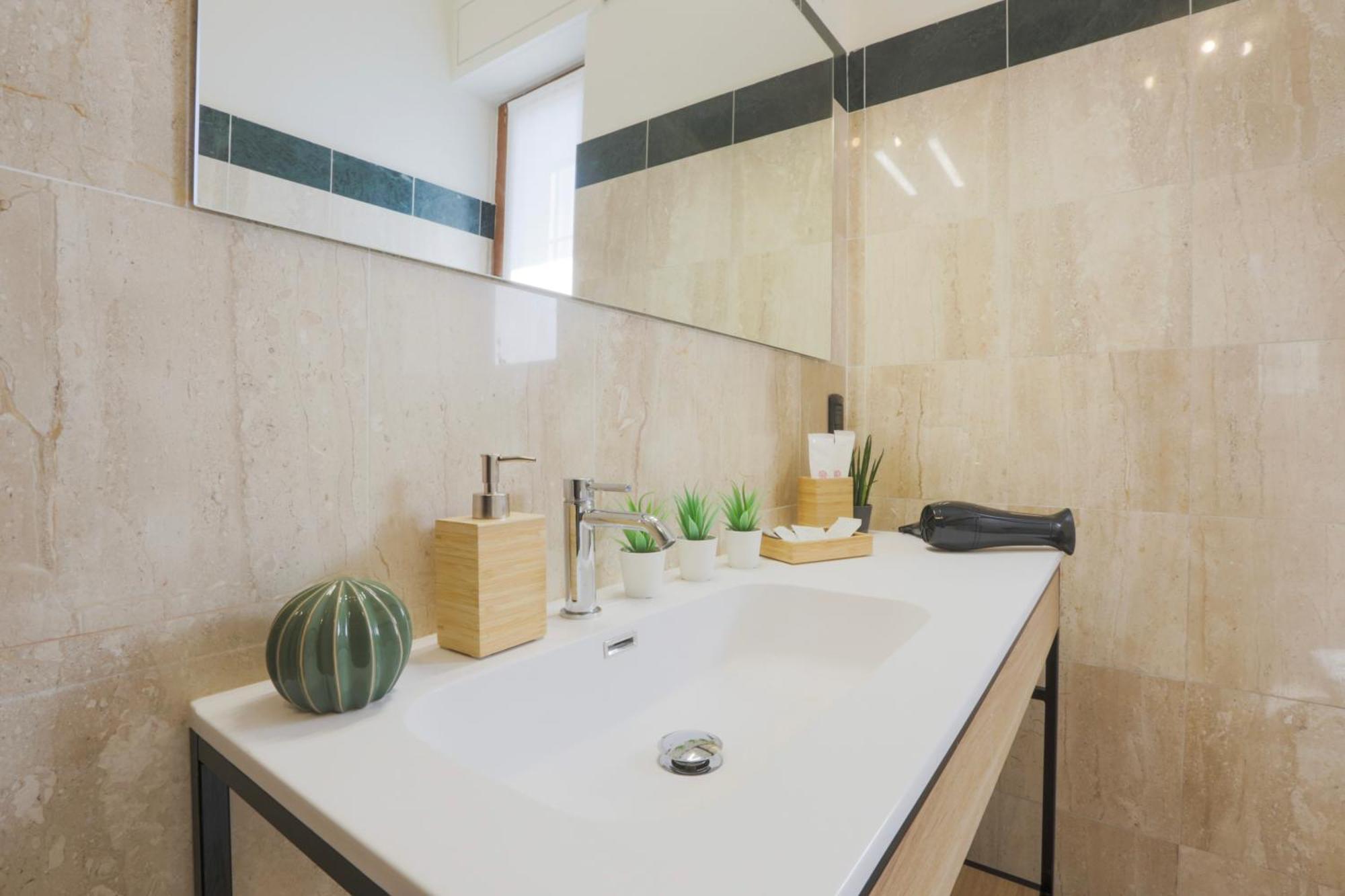 Urban Elegance Station W/private Garage Apartment *