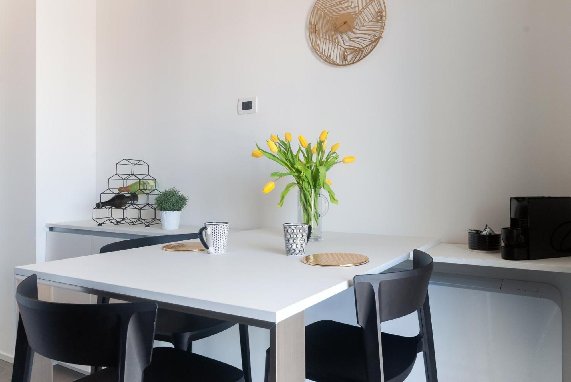 Apartment With Panoramic View Of And Public Free Parking Lot *