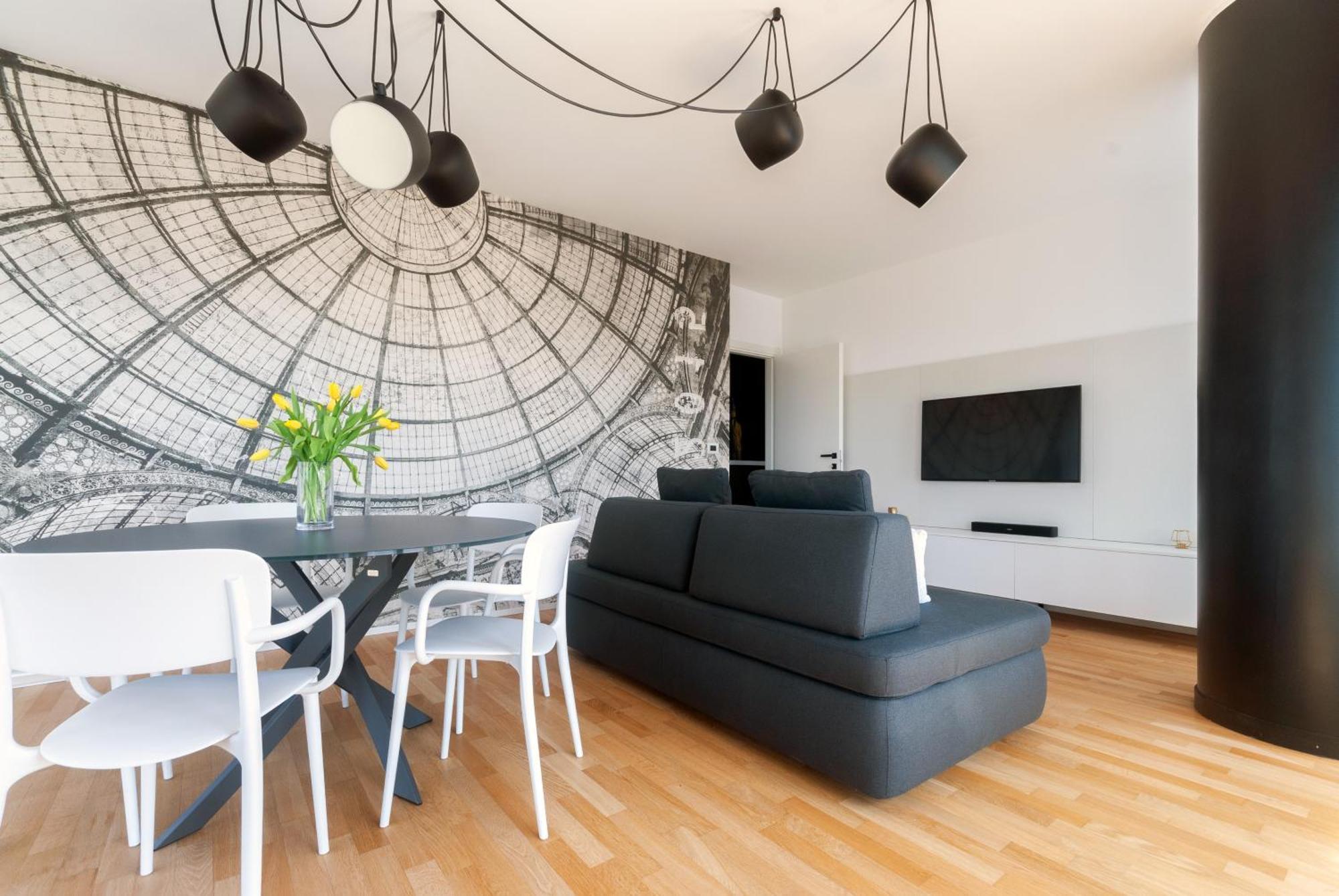 Apartment With Panoramic View Of And Public Free Parking Lot *
