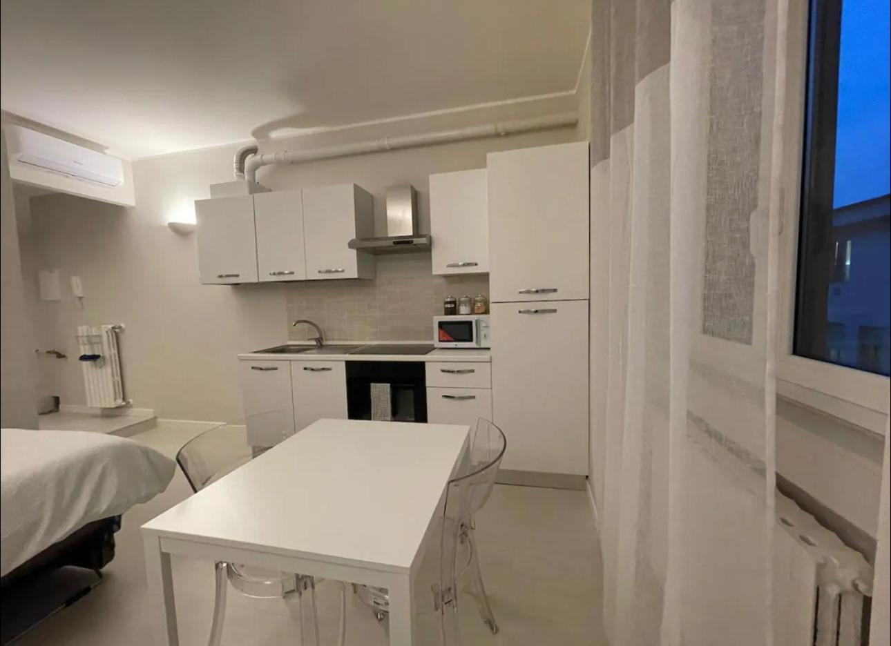 Lejlighed Regina In Sky Santa Giulia - Sky Tv, Wifi E Breakfast Box Milano