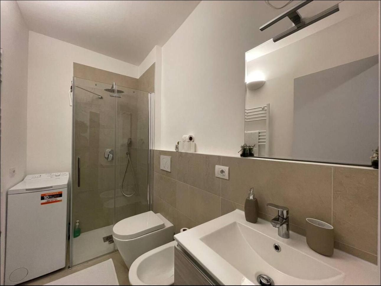 Regina In Sky Santa Giulia - Sky Tv, Wifi E Breakfast Box * Milano