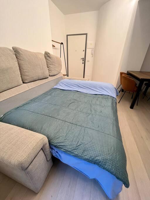 Modern - Walking Distance To Station Apartment
