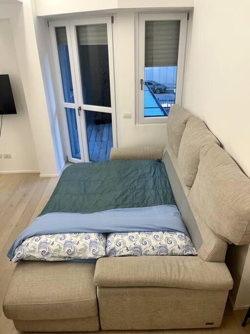 Modern - Walking Distance To Station *