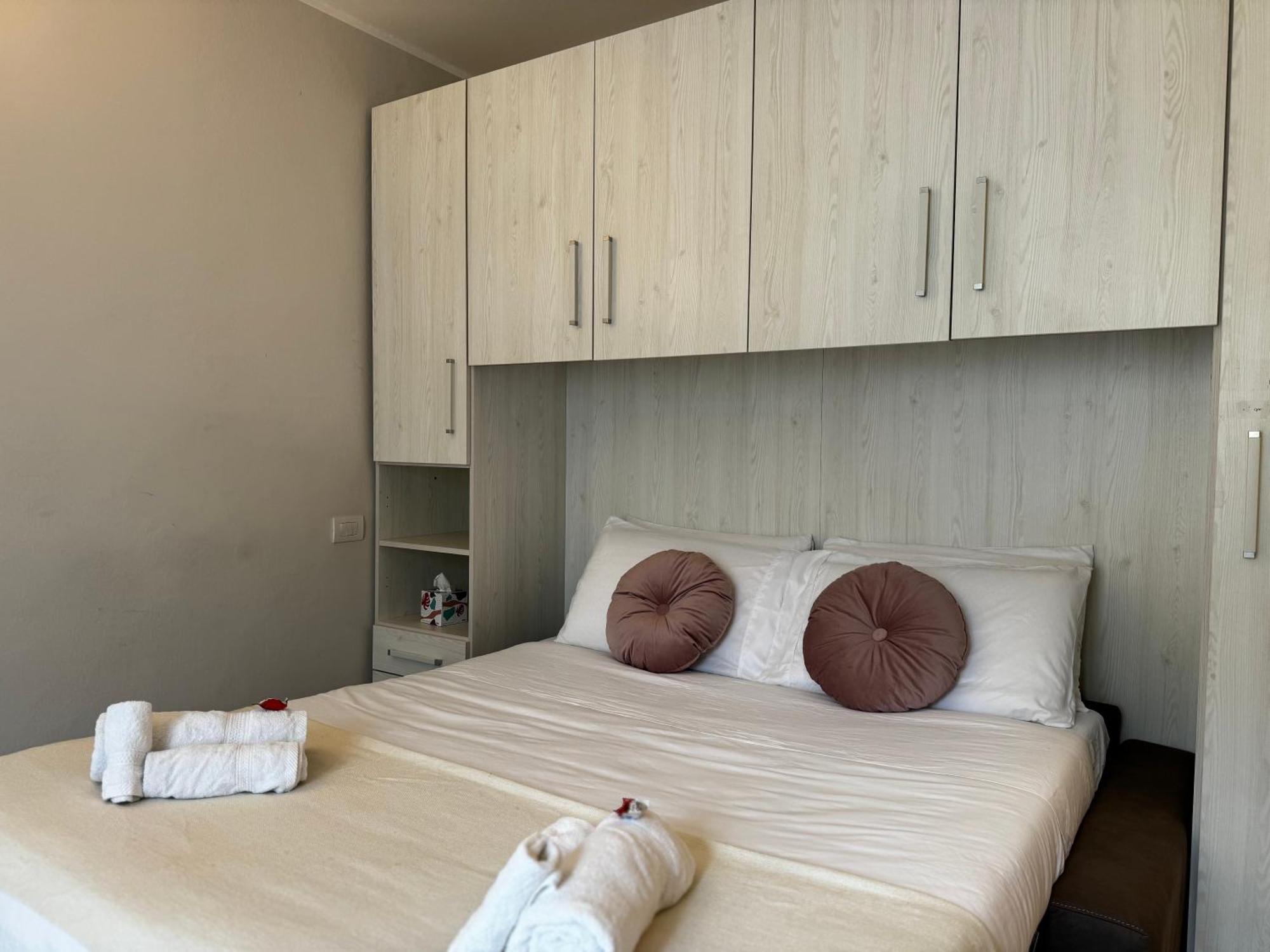 Regina In Sky Santa Giulia - Sky Tv, Wifi E Breakfast Box