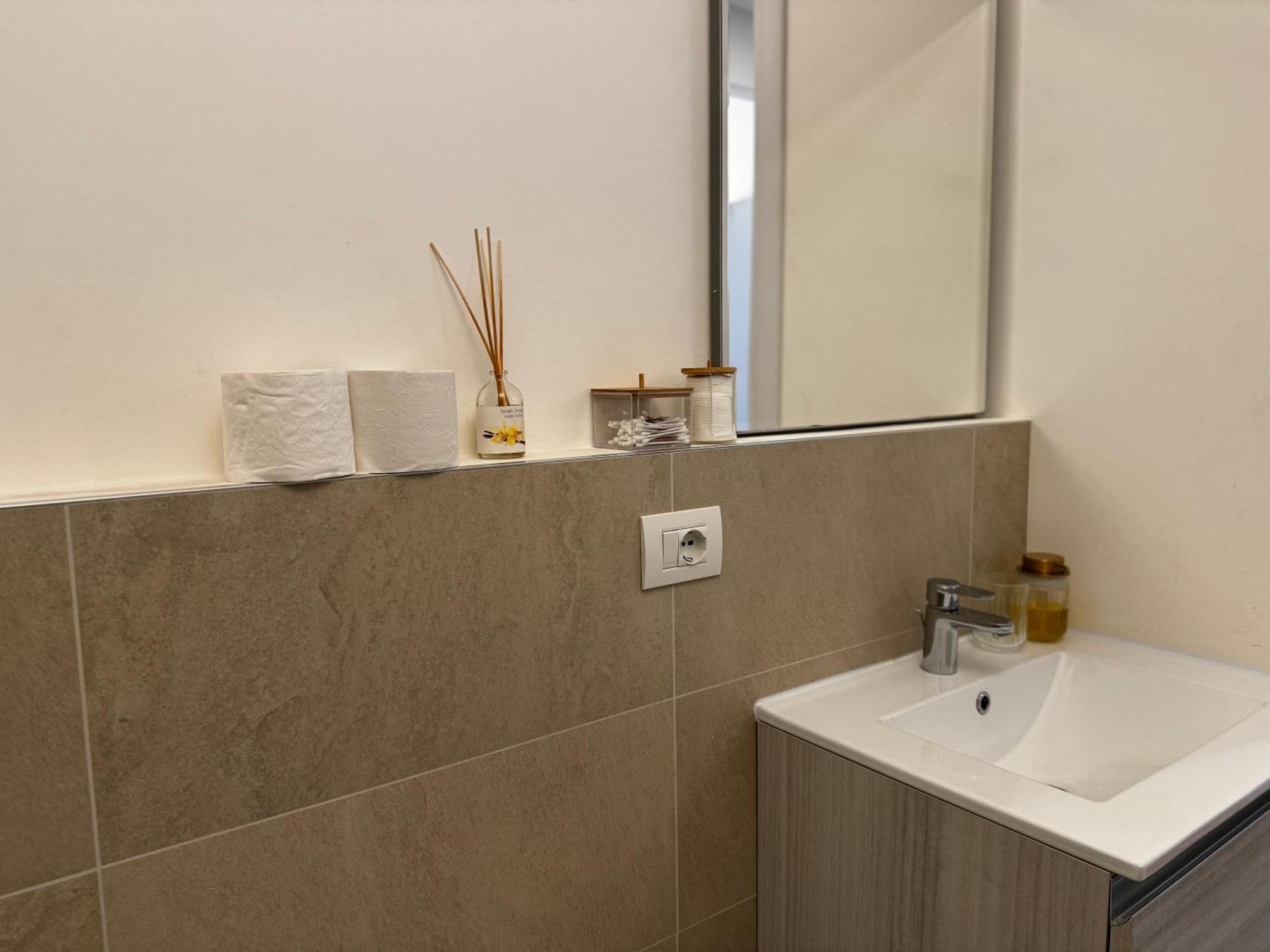 Regina In Sky Santa Giulia - Sky Tv, Wifi E Breakfast Box Lejlighed Milano