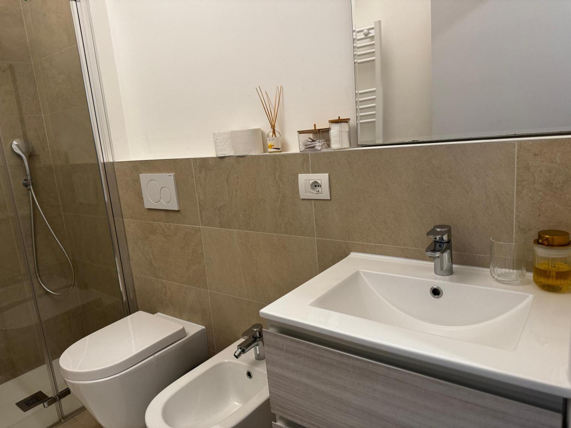 Regina In Sky Santa Giulia - Sky Tv, Wifi E Breakfast Box