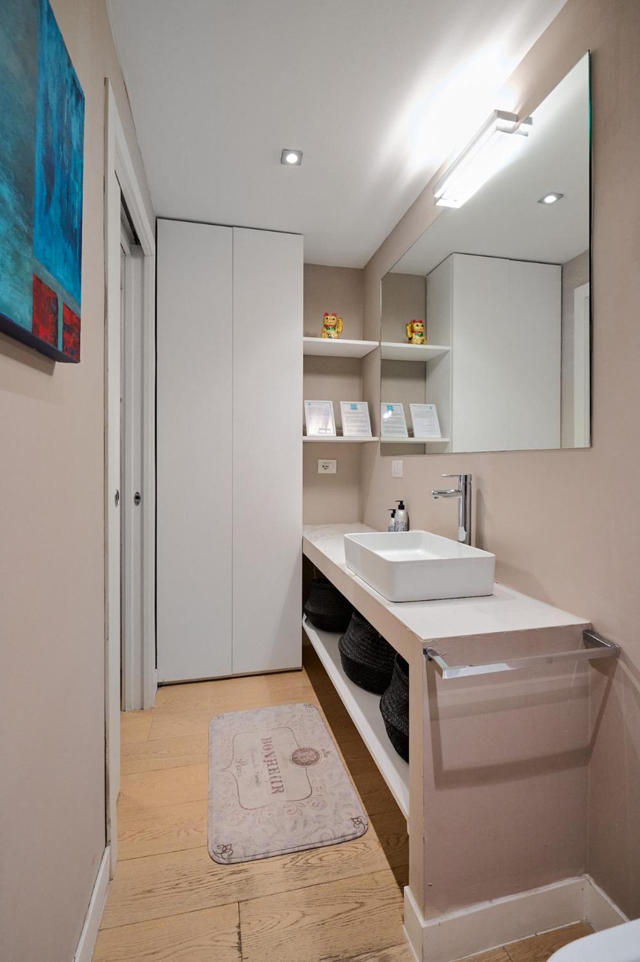 Style Loft In Great Location