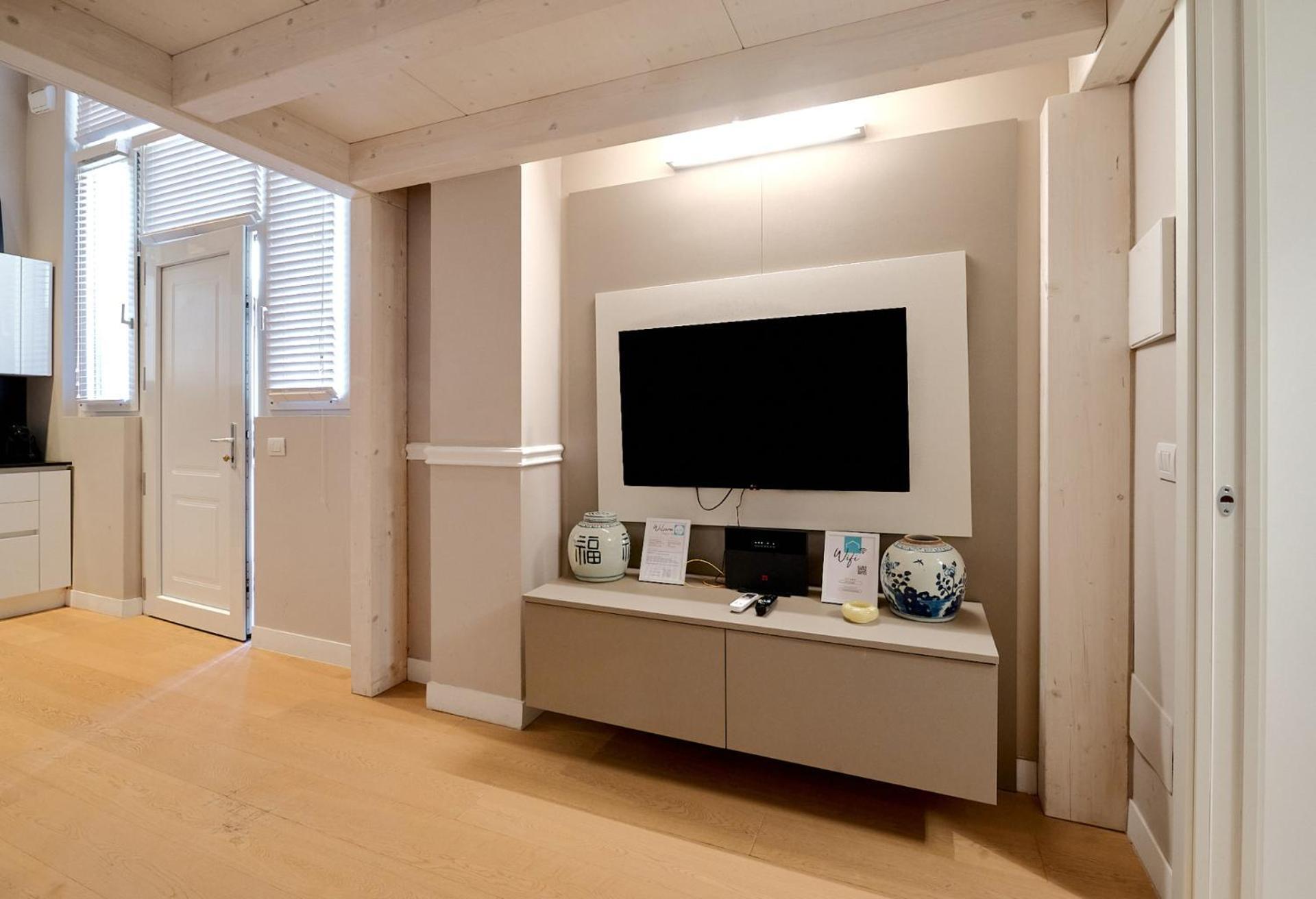 Style Loft In Great Location Apartment *