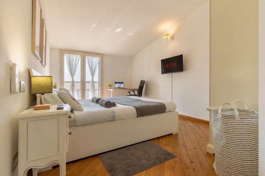 Unique & Strategic Flat, 50m From M4 Station Lejlighed *