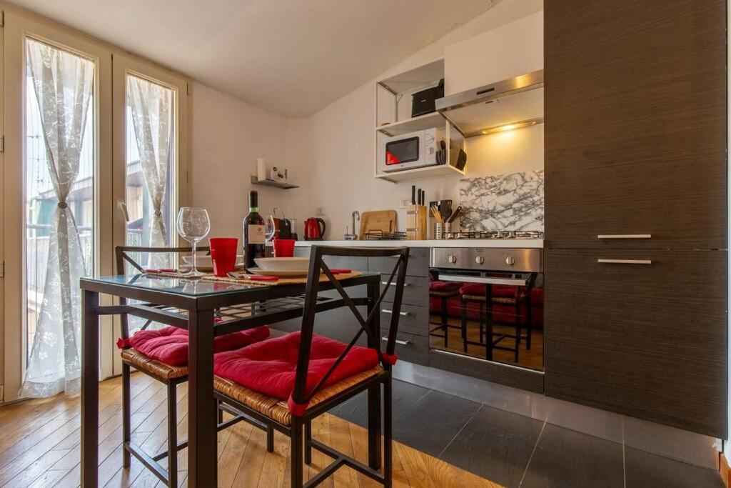 Unique & Strategic Flat, 50m From M4 Station Lejlighed *