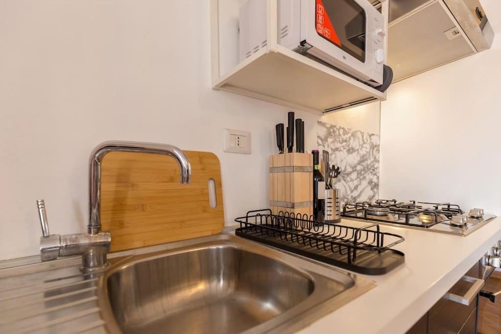 Unique & Strategic Flat, 50m From M4 Station *