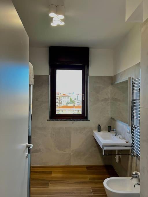 Apartment Stadio Fiera Ampio E Luminoso Con Balcone Mailand