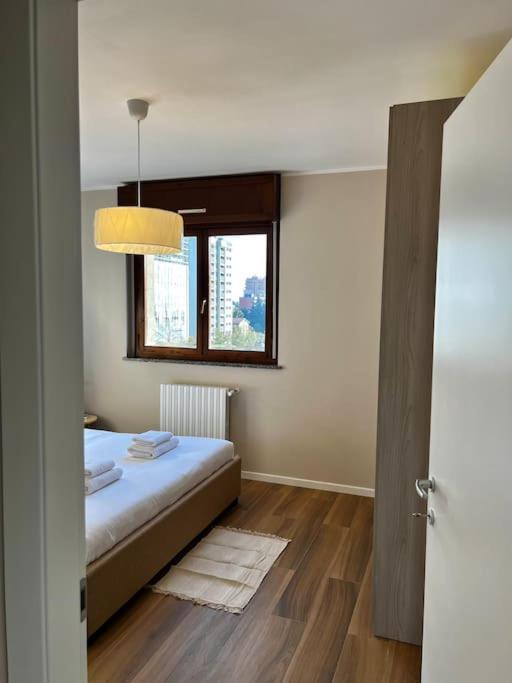 Apartment Stadio Fiera Ampio E Luminoso Con Balcone Mailand